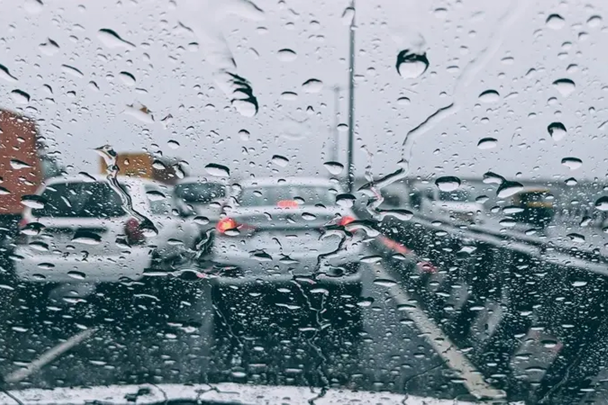 ترفندهای مراقبت از شیشه جلو برای دید بهتر در باران و مه