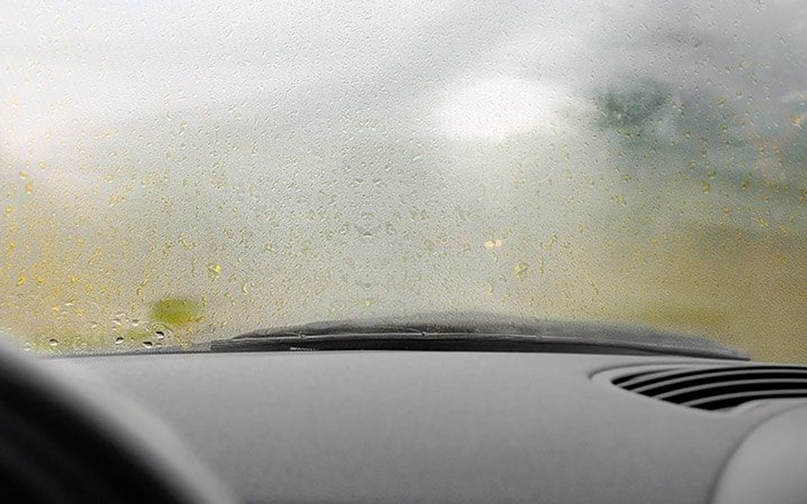 ترفندهای مراقبت از شیشه جلو برای دید بهتر در باران و مه ترفندهای مراقبت از شیشه جلو برای دید بهتر در باران و مه