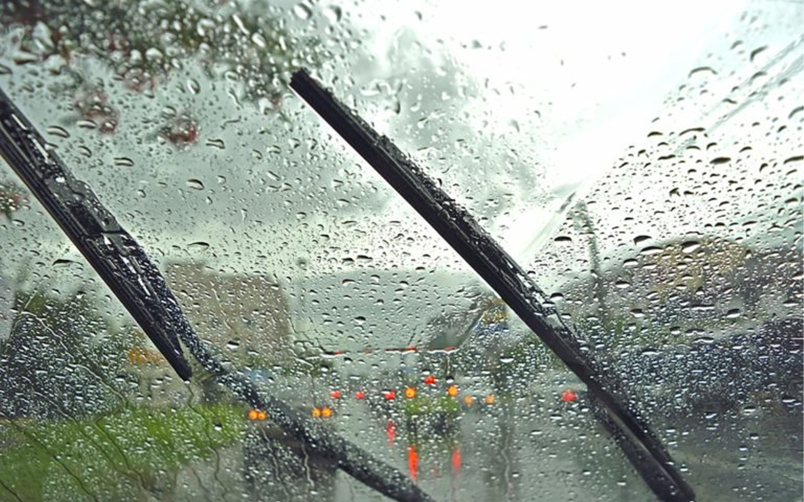 ترفندهای مراقبت از شیشه جلو برای دید بهتر در باران و مه ترفندهای مراقبت از شیشه جلو برای دید بهتر در باران و مه